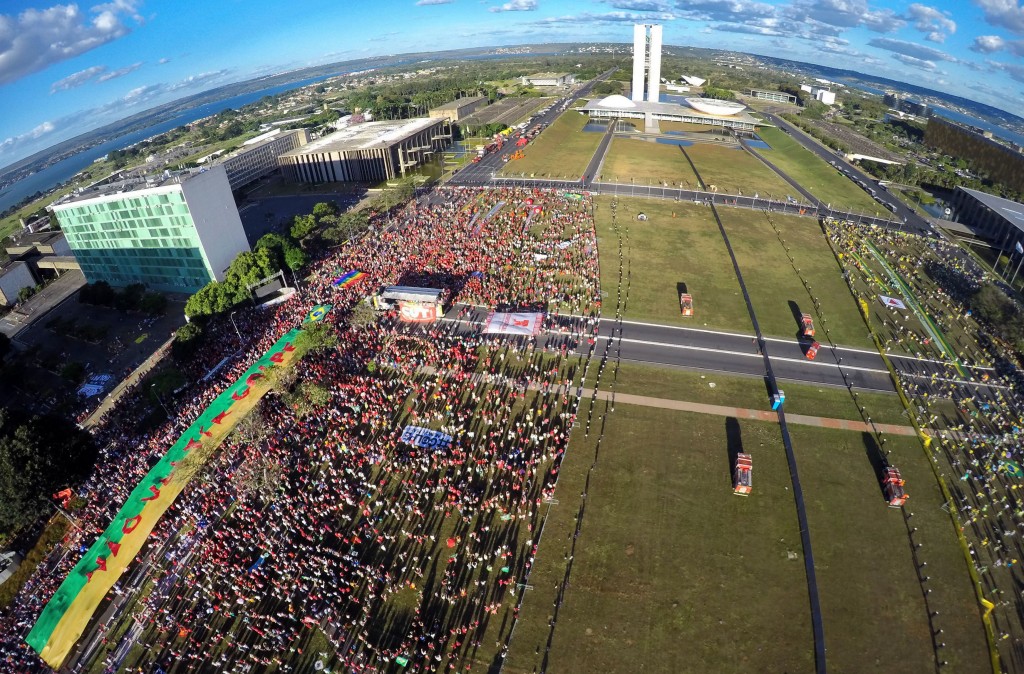 Brasília – Manifestantes pró (à direita) e contra (à esquerda) o impeachment ocupam a Esplanada dos Ministérios durante o processo de votação na Câmara dos Deputados Foto: Juca Varella/Agência Brasil