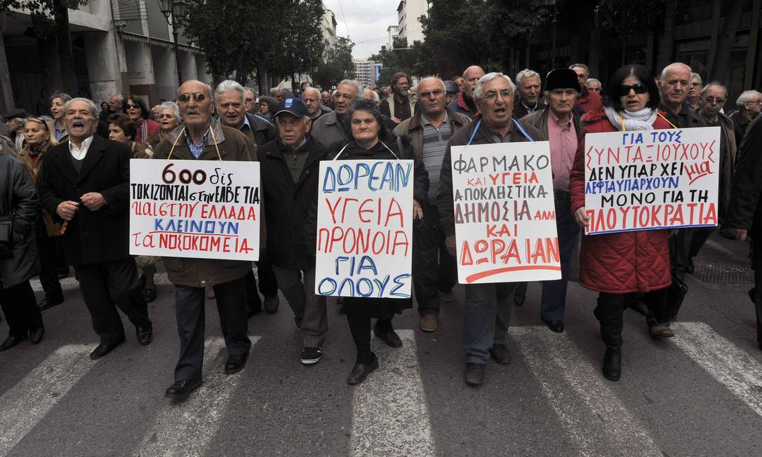 Aposentados gregos vão às ruas em protesto contra os reajustes na previdência.