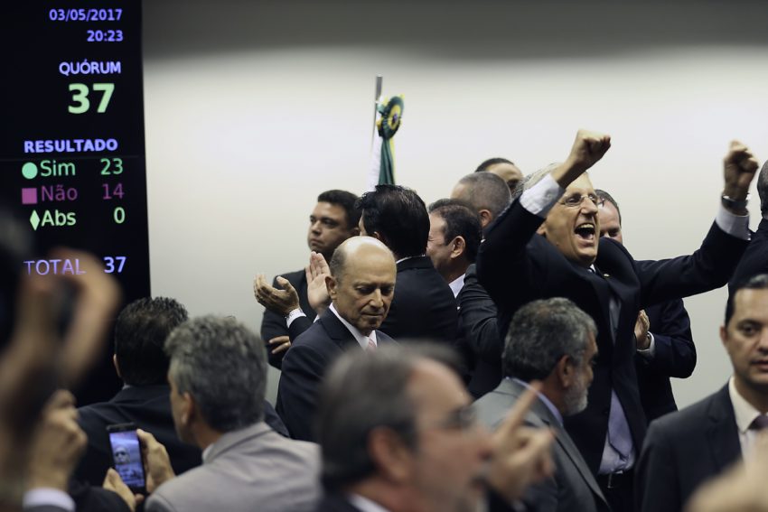 Brasília - Deputados comemoram aprovação por 23 votos a 14 da Reforma da Previdência na Comissão especial. Foto: Fabio Rodrigues Pozzebom/Agência Brasil
