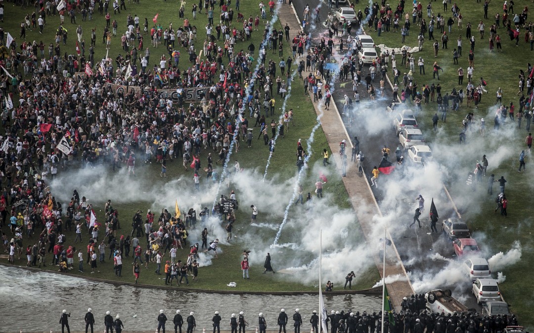 Tiro, porrada e bomba: a crise mortal da democracia representativa no Brasil