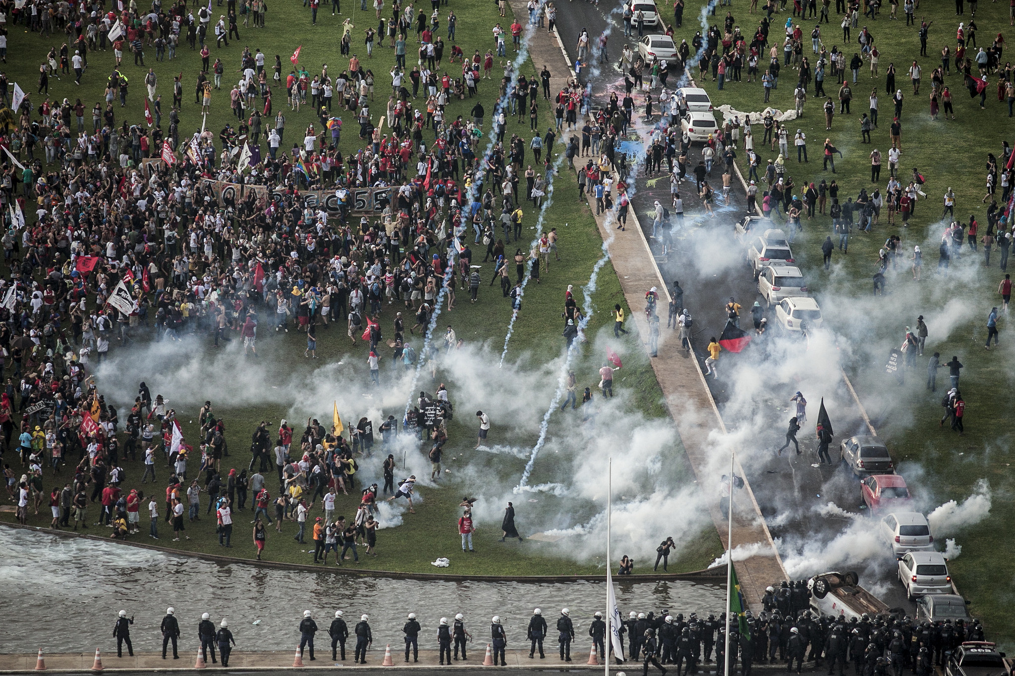 #OcupaBrasília. Ato unificado contra a PEC 55, que congela investimentos em saúde, educação e outras áreas sociais por 20 anos, duramente reprimido pela polícia. Foto: Mídia NINJA