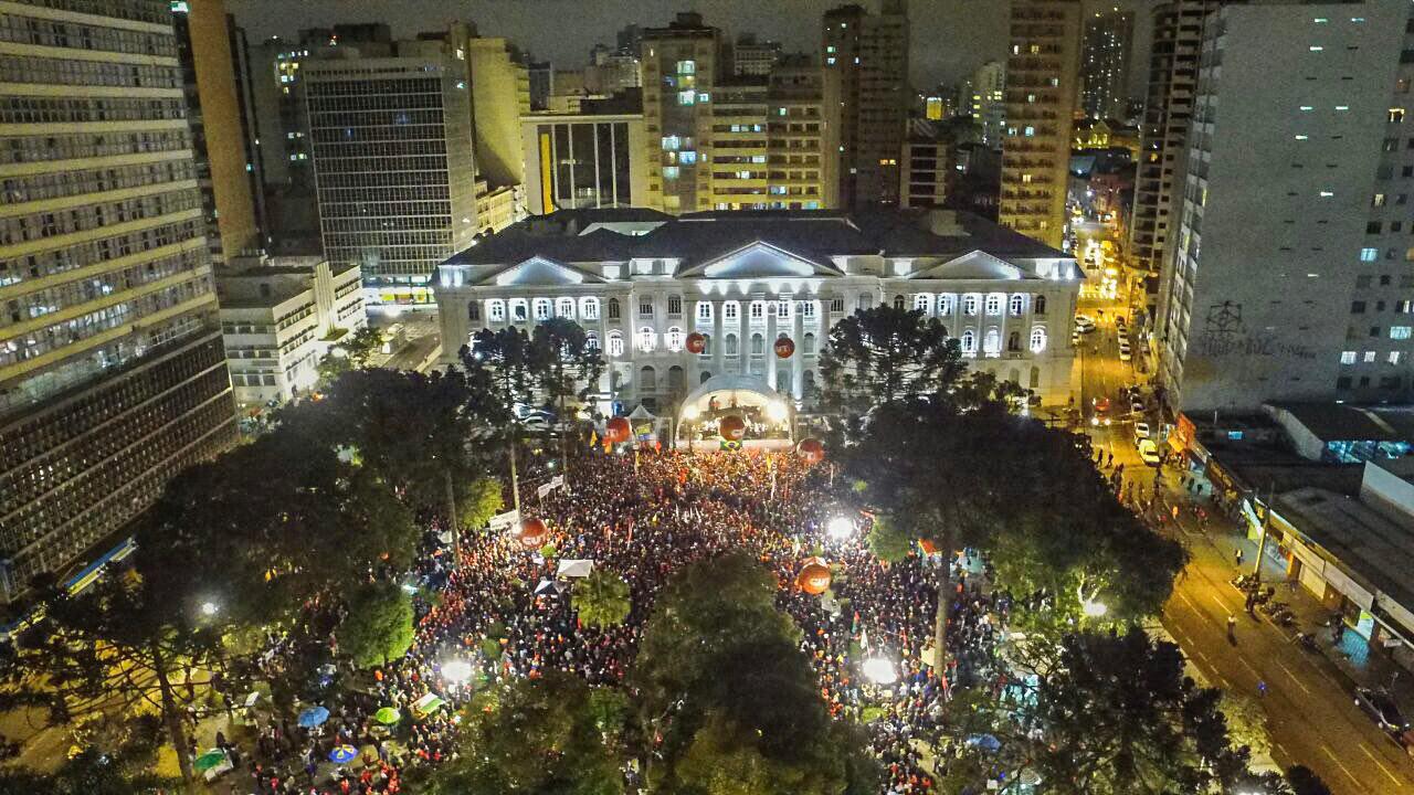 Milhares de pessoas na Praça Santos Andrade em Curitiba durante ao da Jornada pela Democracia. Foto: Luciano Luz / Mídia NINJA