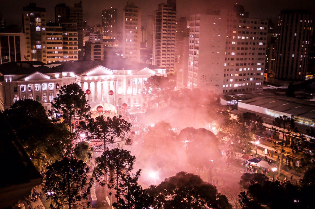 Mais de 50 mil pessoas ocuparam a Praça Santos Andrade em Curitiba no dia 10 de maio. Foto: Luciano Luz / Mídia NINJA