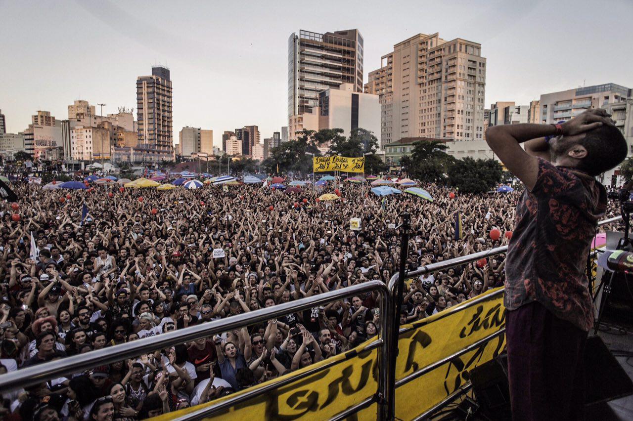 O rapper Criolo no palco do SP Diretas Já. Foto: Diretas Já