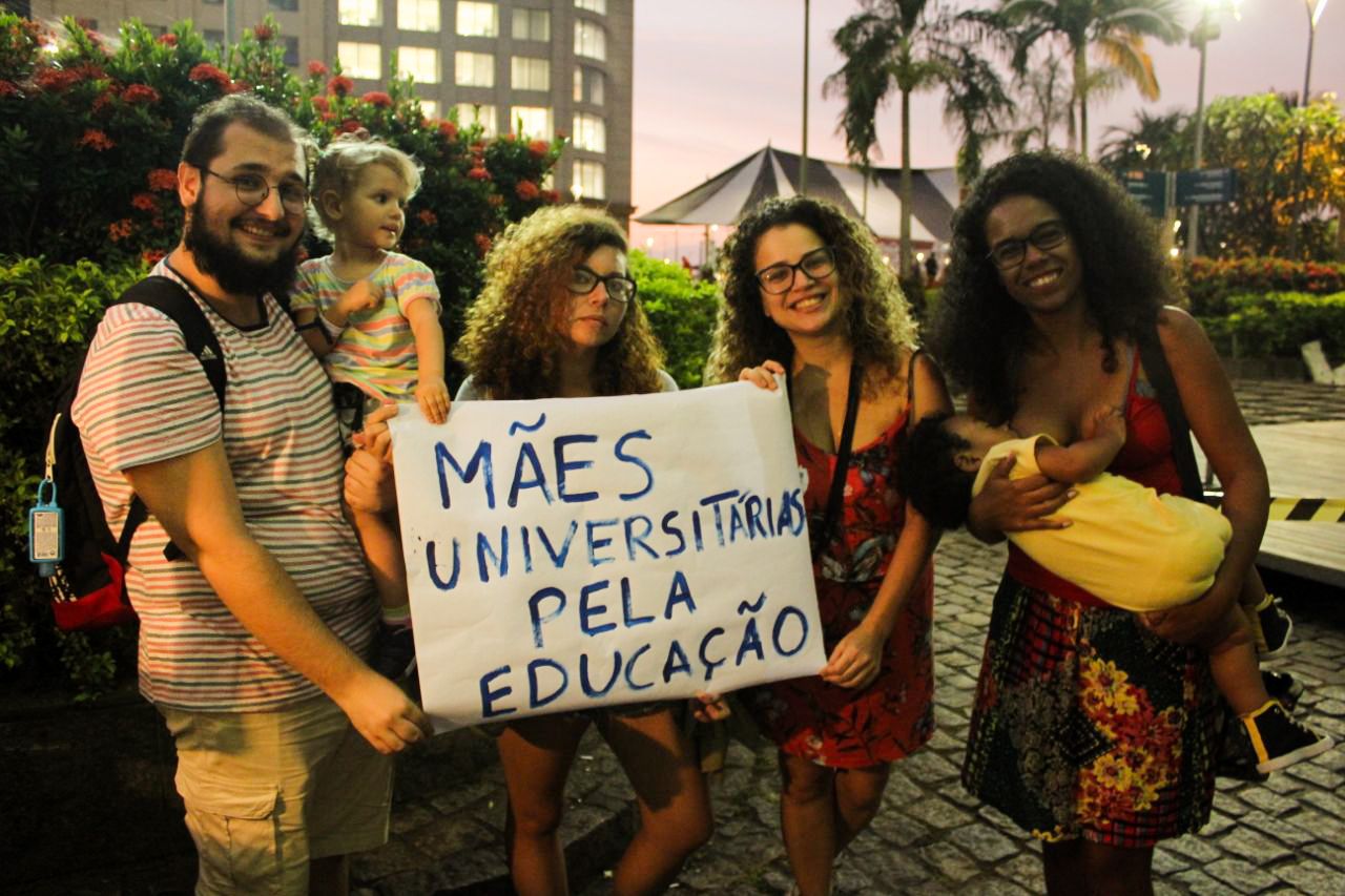 Pai e mães universitários no ato do Rio de Janeiro | Foto: Linha Castanho