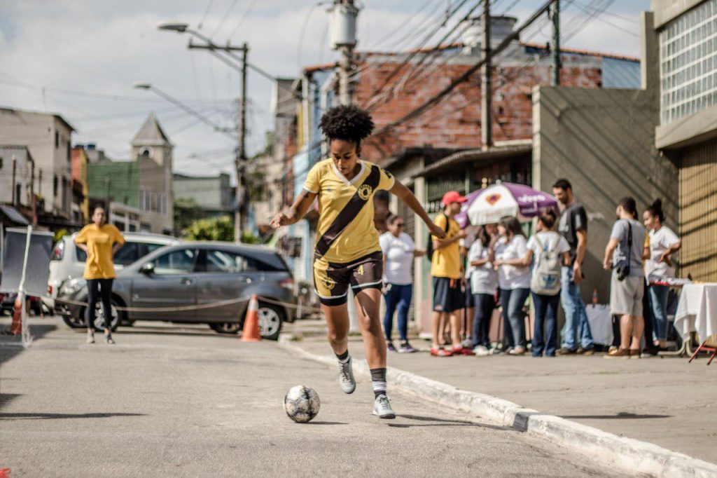 Na quebrada, mulheres pedem visibilidade no esporte em futebol de