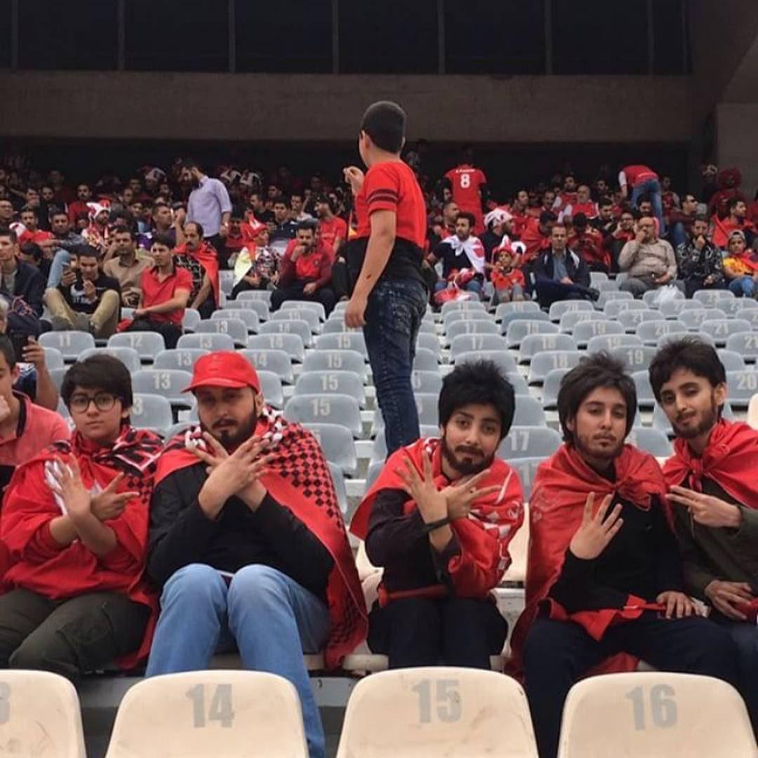 Mulheres se disfarçam de homens para irem a estadios no Irã