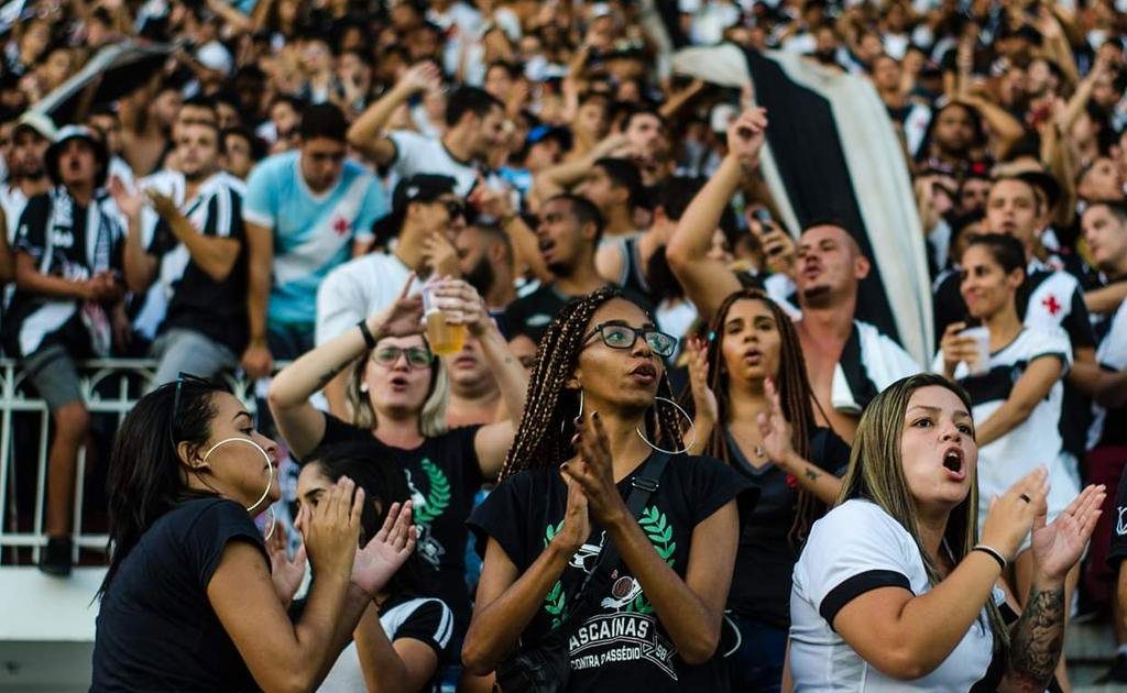 Mulheres são metade da torcida e impulsionam jogos femininos de