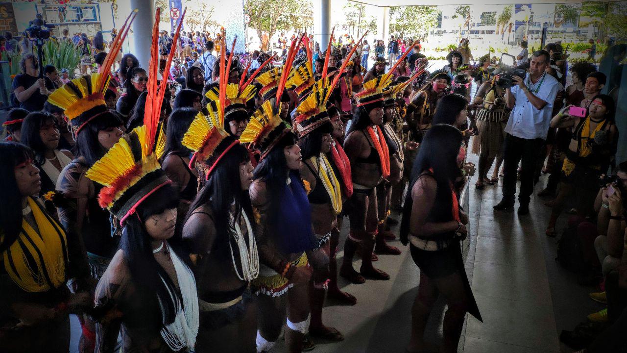 Mulheres indígenas ocupam o prédio da SESAI em Brasília