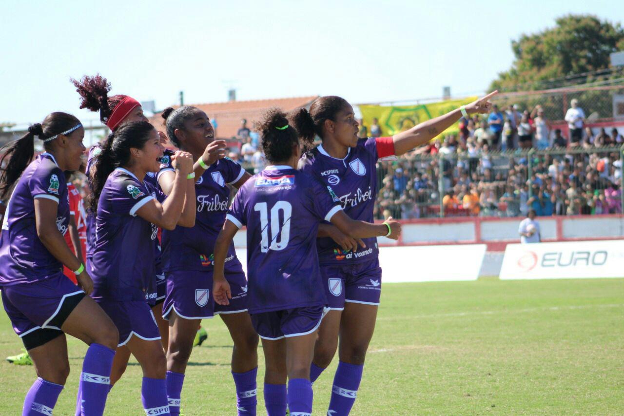 Pagode para jogadoras de futebol vira hino da artilheira Cristiane