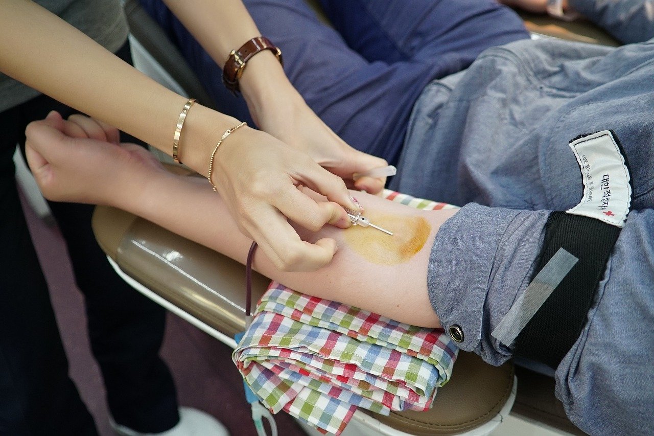 Mesmo com estoque baixo, Brasil mantém proibição de doação de sangue por homens gays