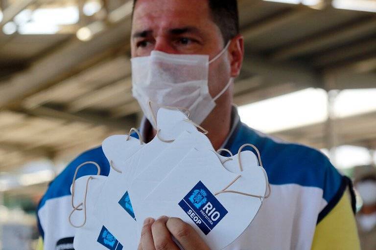 Prefeitura do Rio distribui máscaras de papelão fora do padrão recomendado pela OMS