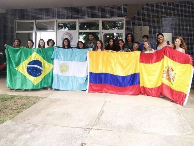 Brasileiros no exterior – Estudantes na Colômbia e México aguardam voo de repatriação