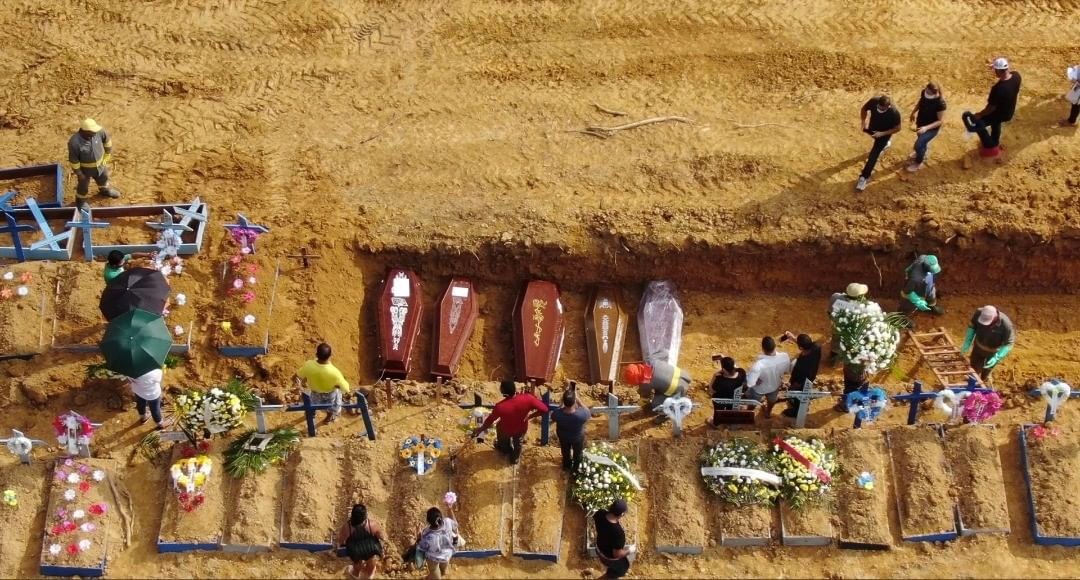 Famílias abrem caixões lacrados para ter certeza de que estão enterrando seus parentes em Manaus