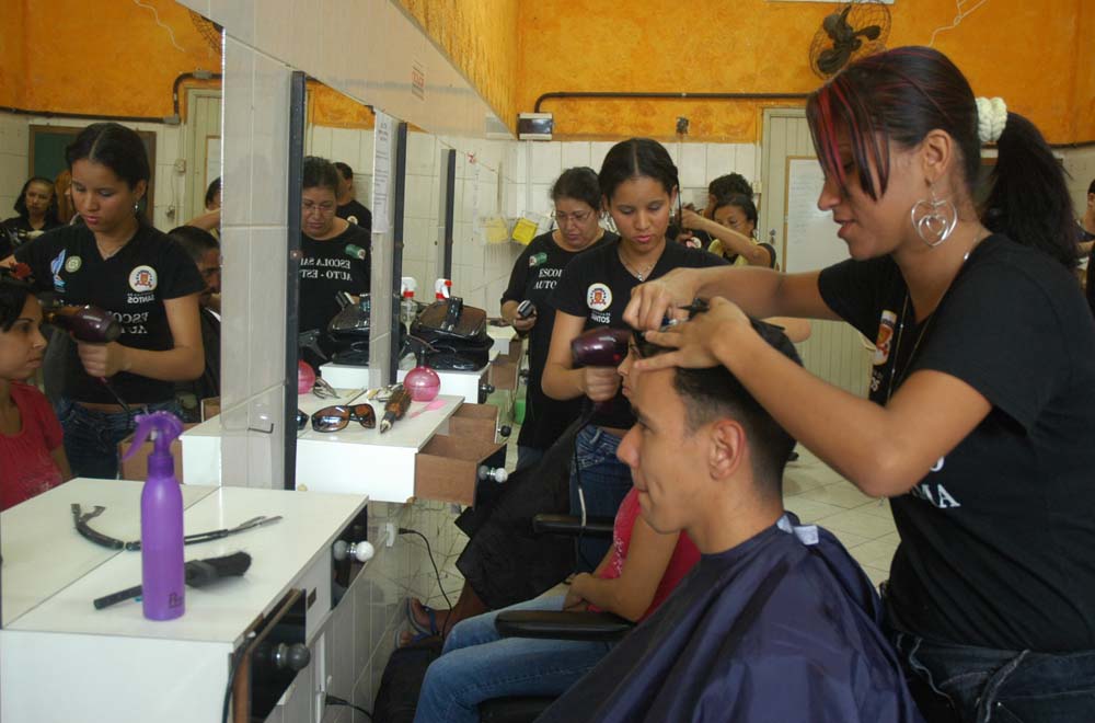 Bolsonaro deve vetar auxílio emergencial para manicures e barbeiros