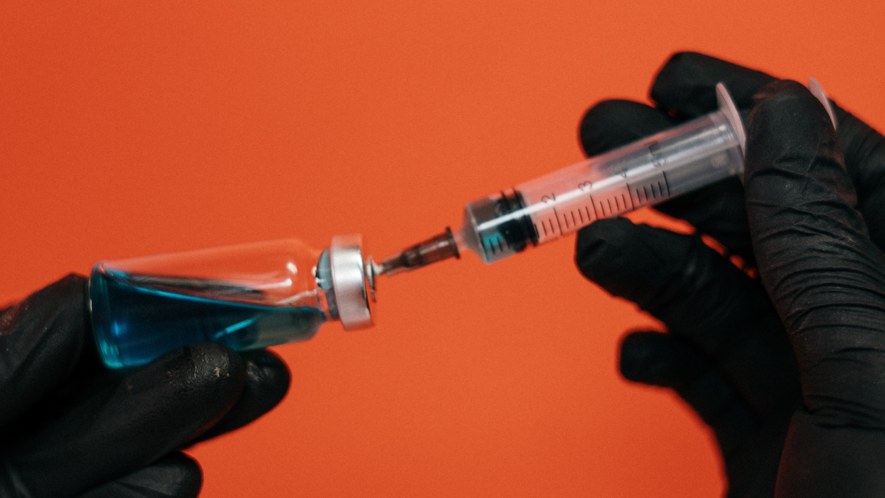 Anvisa autoriza retomada de testes de vacina de Oxford contra covid no Brasil