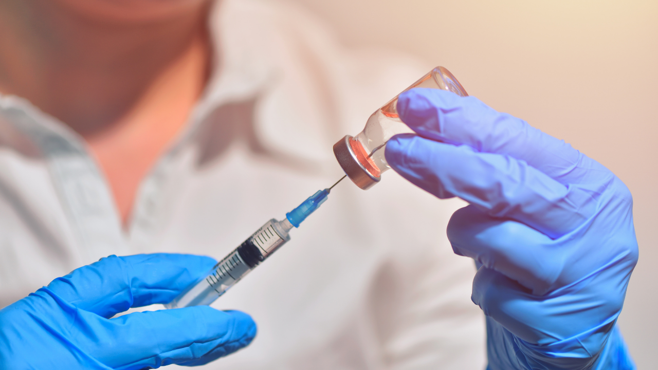 Cerca de 13% da população mundial já comprou 51% das vacinas em teste contra covid-19