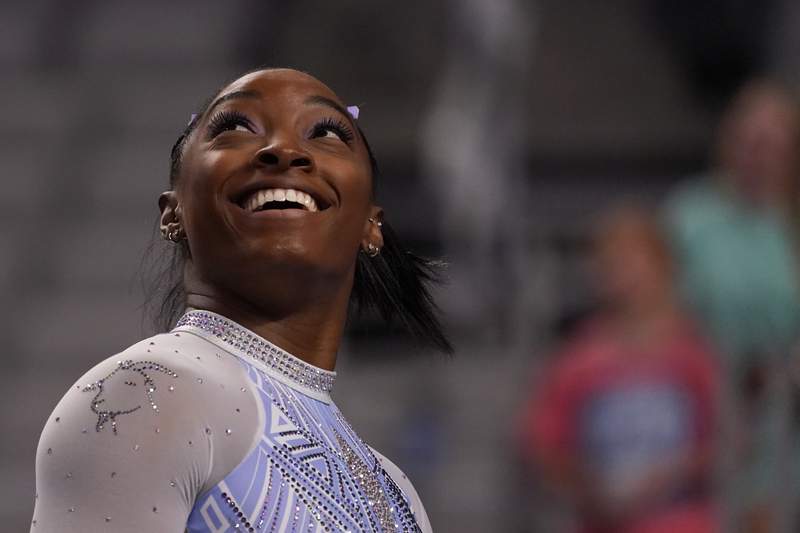 Simone Biles dá show, repete 'salto perfeito' e lidera o Mundial