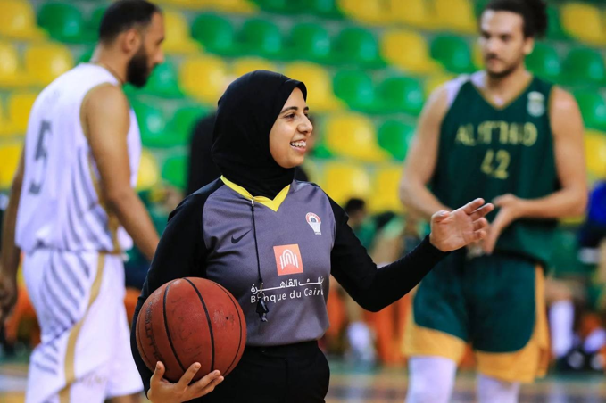 Conheça Sarah Gamal, a primeira mulher árabe a apitar jogos de basquete 3×3 nas Olimpíadas