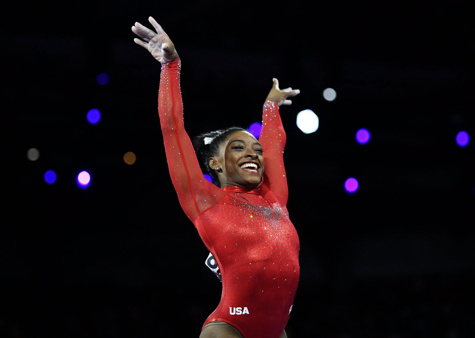 Simone Biles dá show, repete 'salto perfeito' e lidera o Mundial