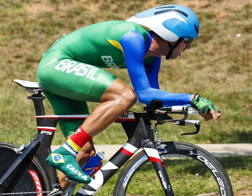 Imagem de um ciclista sobre bike com uniforme da seleção brasileira