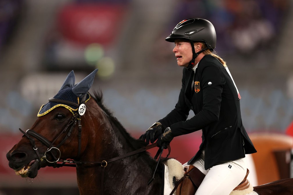 Jockey Com Seu Cavalo Pulando Sobre Um Obstáculo Pulando Sobre O