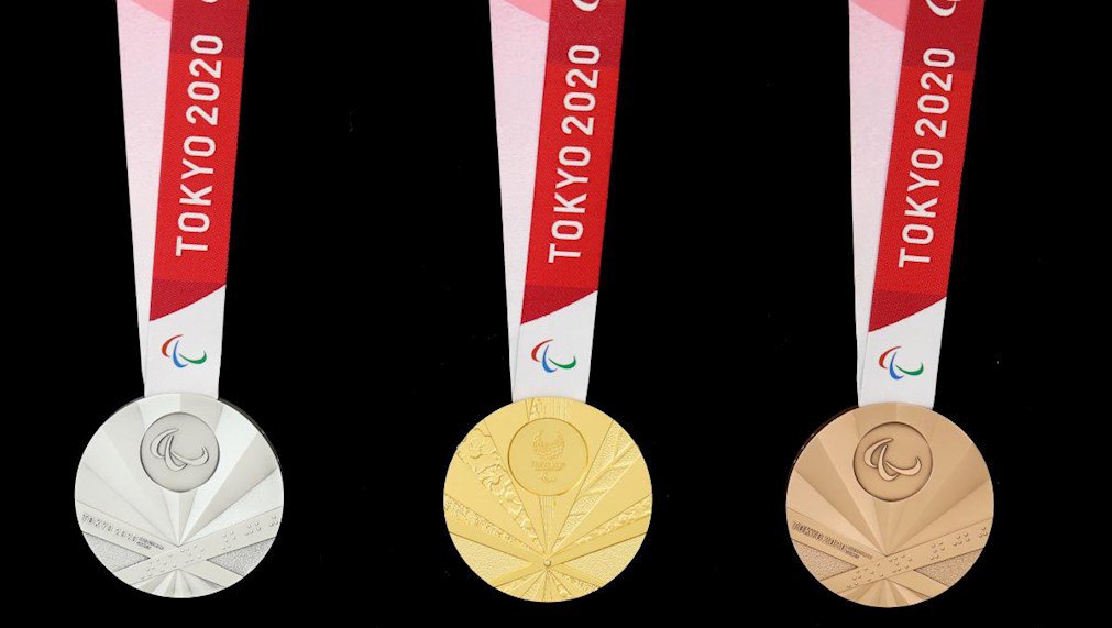 Sugestão de imagem: Foto com as três medalhas das Paralimpíadas de Tóquio (ouro, prata e bronze) sobre uma mesa com fundo preto.