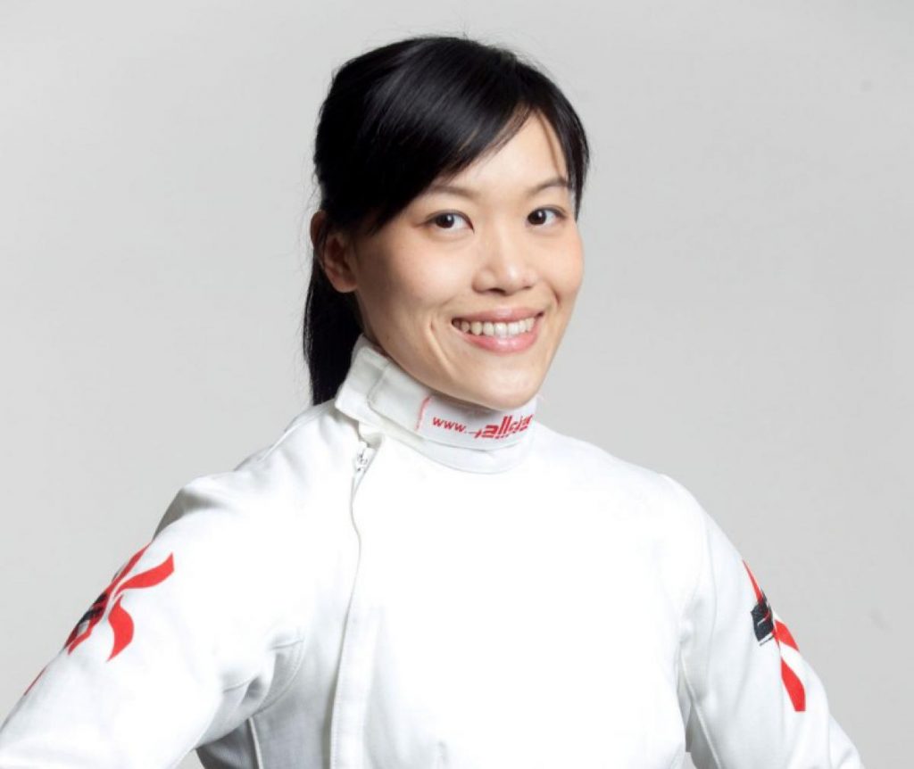 Foto de perfil de Yu Chui, ela sorri para a câmera.