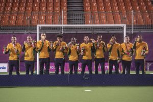 Imagem do time de futebol de 5 no pódio após receber medalha