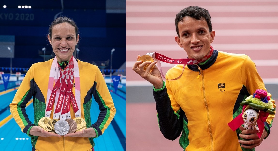 Descrição das imagens: (esquerda) Maria Carolina Santiago, uma mulher branca de cabelo preso, sorridente e emocionada, carrega no pescoço 5 medalhas conquistadas nos Jogos Paralímpicos de Tóquio 2020 (três ouros, uma prata e um bronze). (Direita) o atleta Yeltsin sorri e ergue a medalha de ouro com uma mão e, com a outra, segura o buquê de flores e a pelúcia da mascote das Paralimpíadas que os atletas do pódio recebem. Ambos vestem o uniforme da seleção, o casaco é amarelo com detalhes verde e azul.