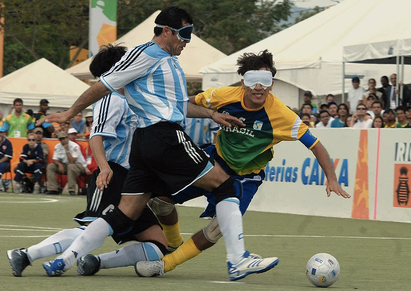 Foto de uma partida de futebol de 5 entre Brasil e Argentina