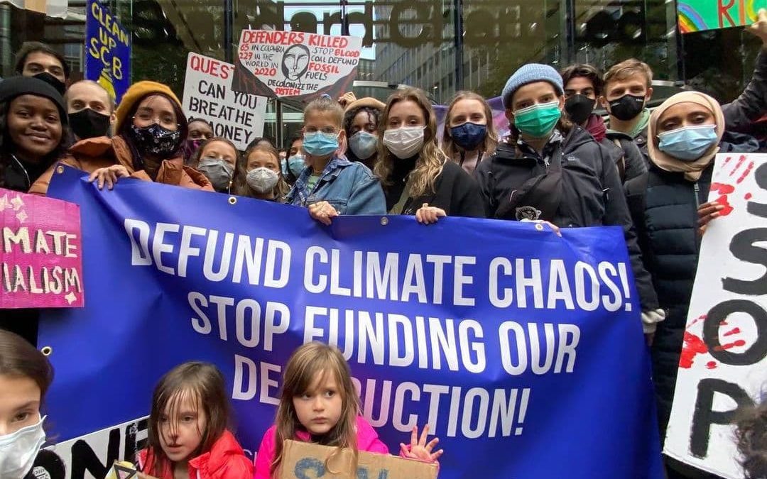 Junto con otres activistas, Greta pide a los bancos que dejen de financiar el uso de combustibles fósiles