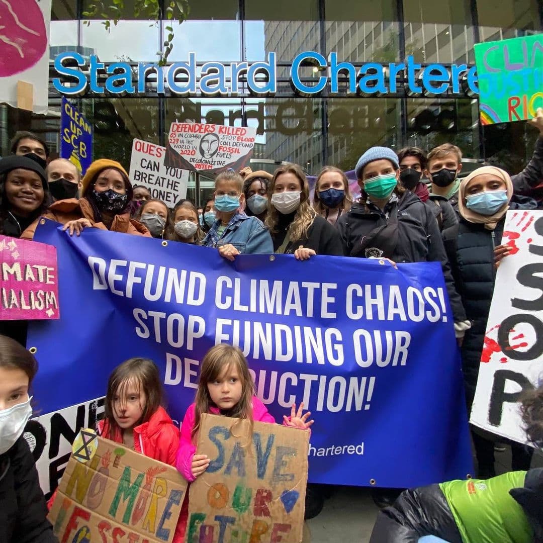 Junto a outros ativistas, Greta pede que bancos parem de financiar uso de combustíveis fósseis