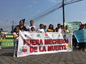Entrega de demanda para apagar los mecheros en la Amazonía ecuatoriana. Provincia de Sucumbíos. 18 de febrero de 2020. Crédito: Antonella Tello / Acción Ecológica