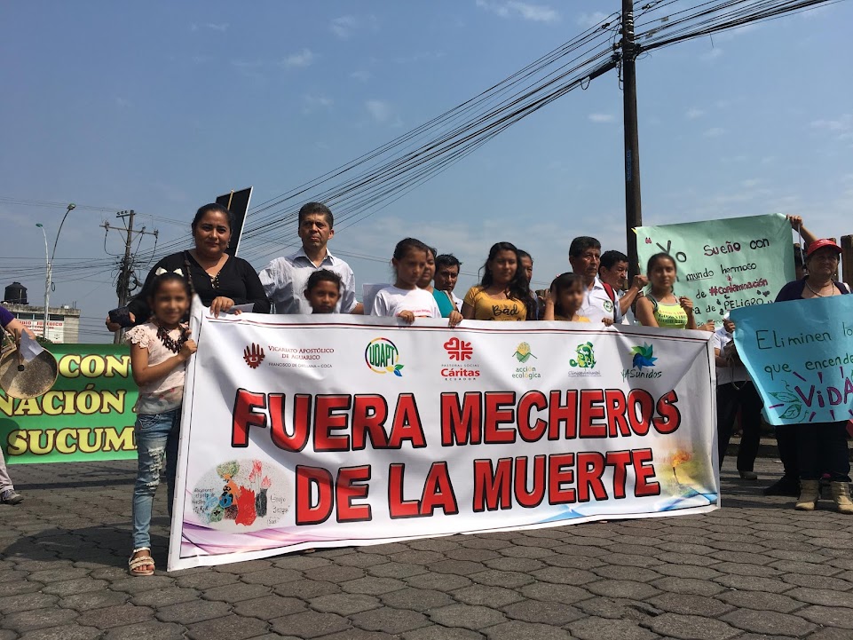 Entrega de demanda para apagar los mecheros en la Amazonía ecuatoriana. Provincia de Sucumbíos. 18 de febrero de 2020. Crédito: Antonella Tello / Acción Ecológica