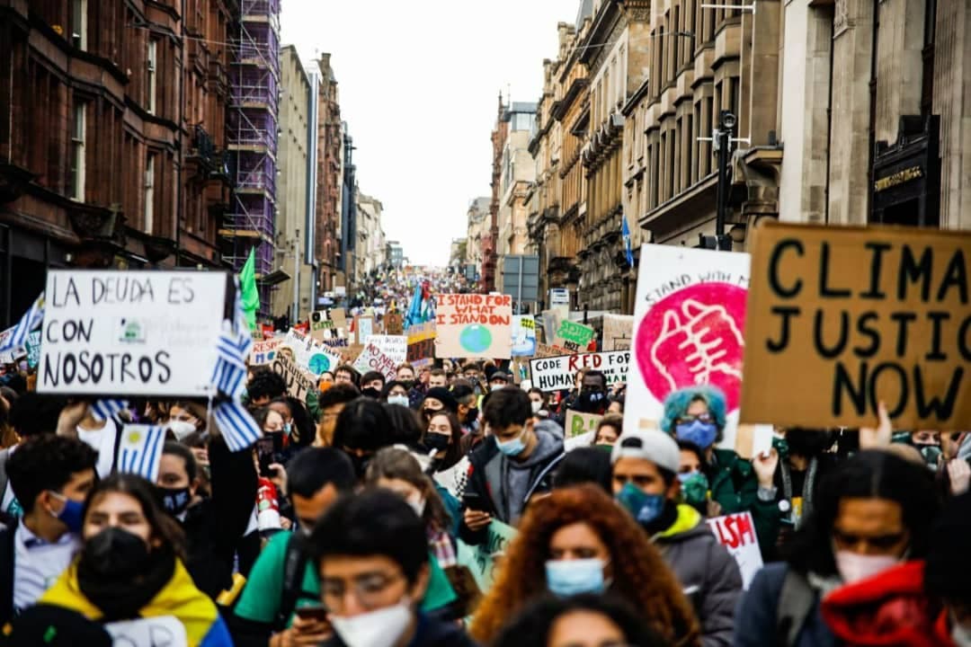 Marcha pela justiça climática e contra o racismo ambiental reúne 25 mil pessoas em Glasgow