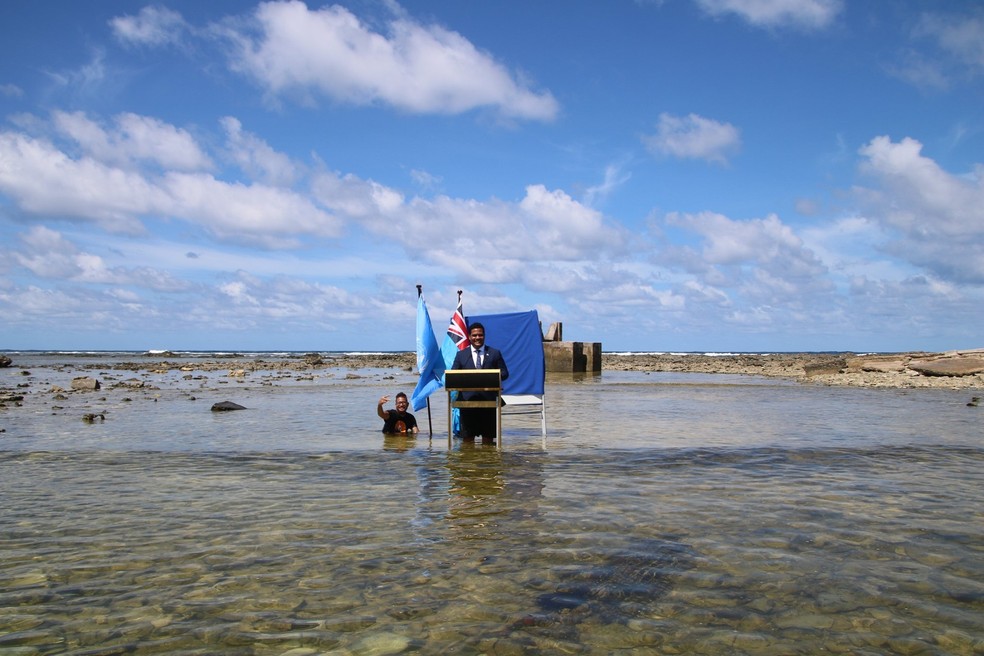 COP26: Ministro grava discurso dentro da água para alertar que ilha está prestes a desaparecer