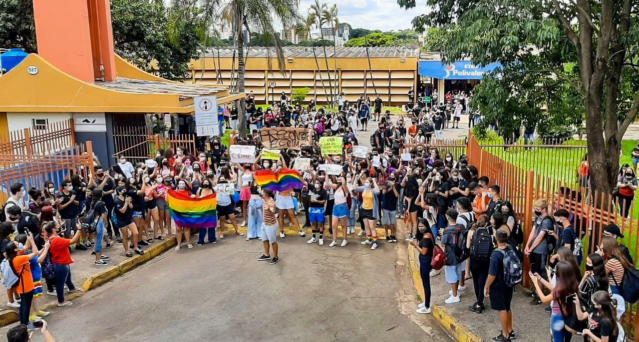 Estudantes da Etec protestam contra LGBTfobia de professor de Americana (SP)