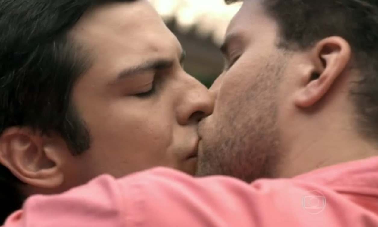 “A Globo resistiu, não queria esse beijo”, diz Mateus Solano sobre beijo gay em “Amor à Vida”