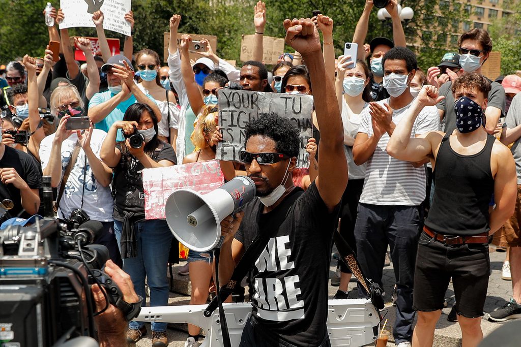 Conheça Jon Batiste, o ativista das ruas de NY que levou o maior prêmio do Grammy 2022
