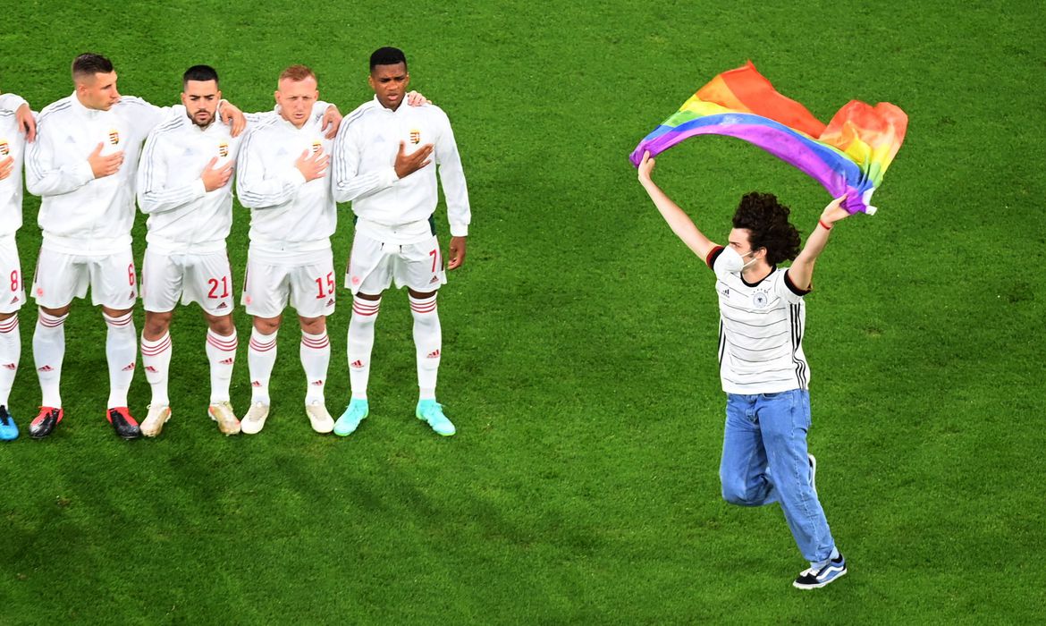 Bandeiras LGBTQ+ serão proibidas na Copa do Mundo do Qatar