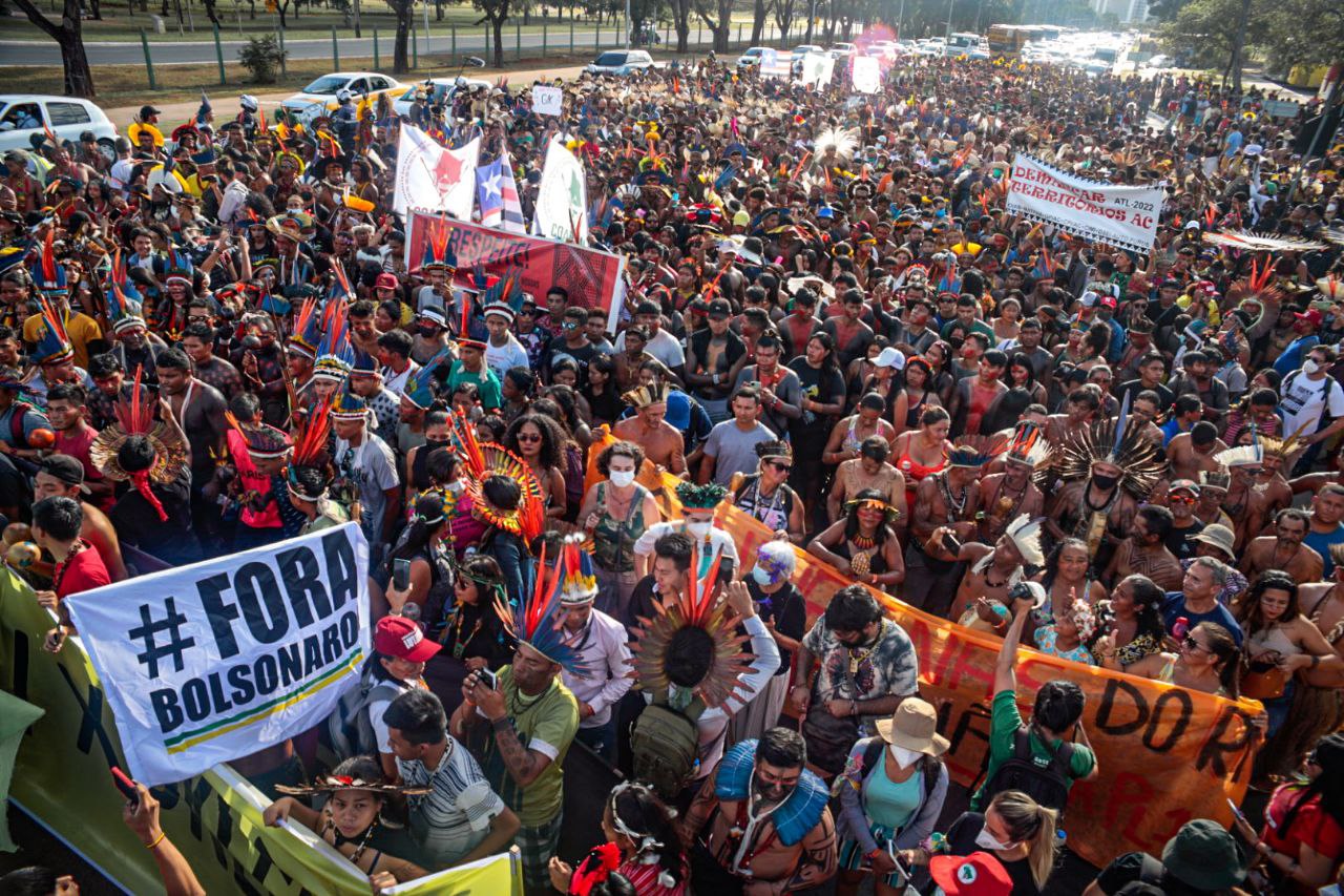 Milhares de indígenas marcham em Brasília pela demarcação de terras e fim da violência
