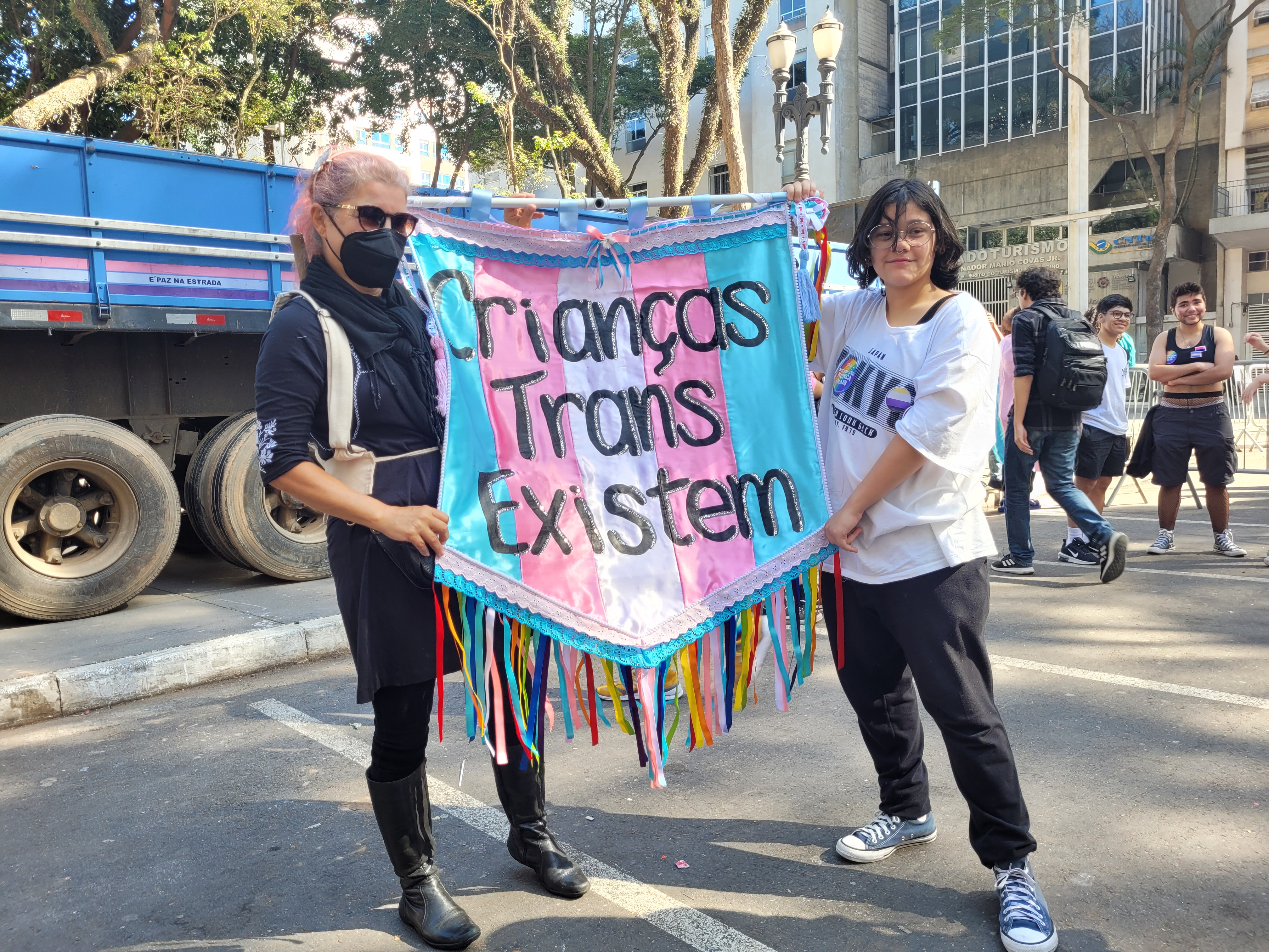 Mobilizando gerações: adolescente trans de 13 anos relata seu primeiro percurso na Marcha do Orgulho Trans