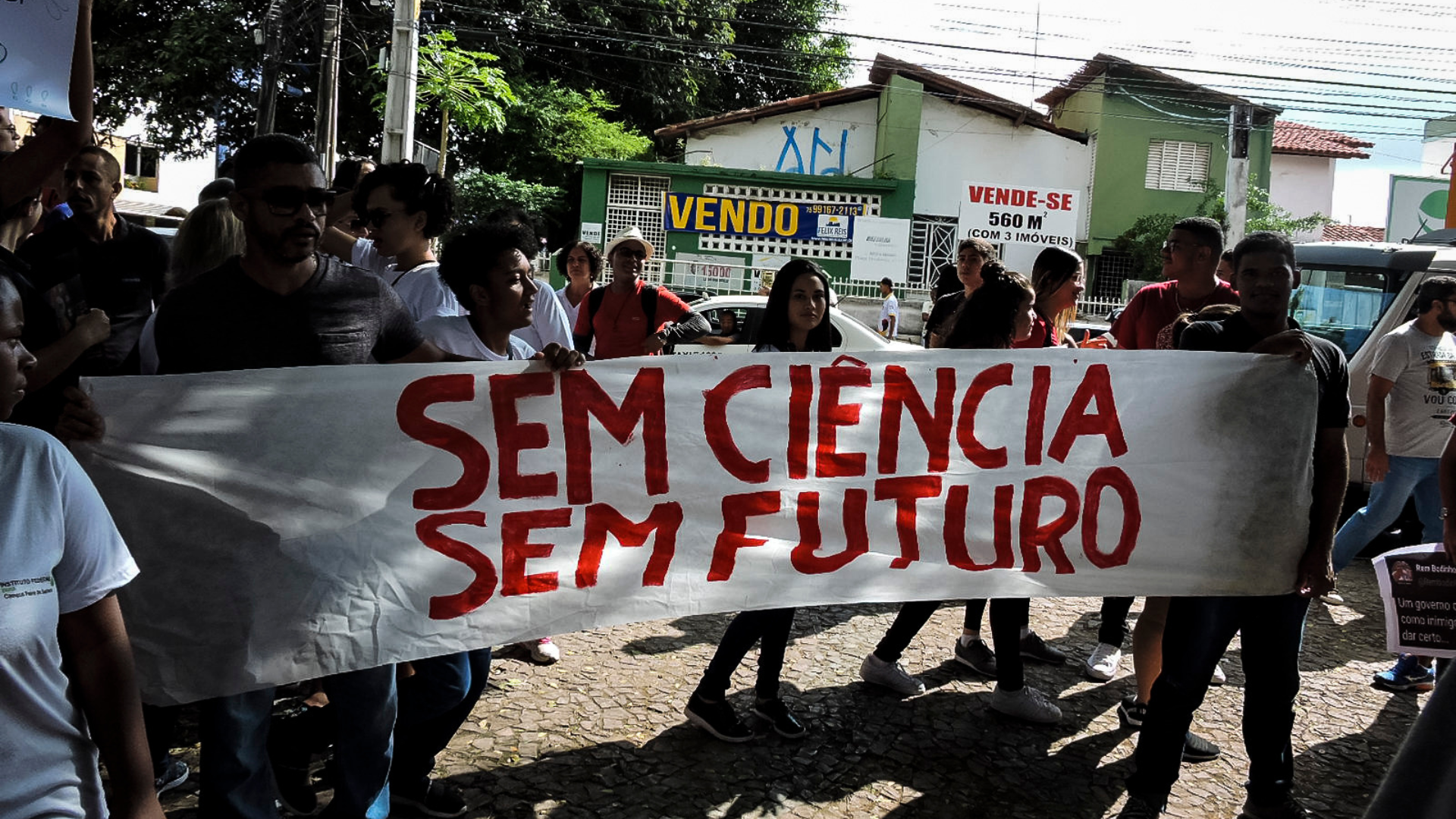 Bolsonaro autoriza o bloqueio de 44% dos recursos para financiamento da ciência no Brasil