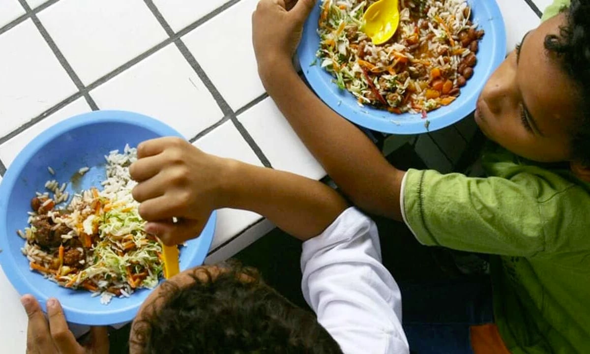 Governo Bolsonaro repassa menos de R$ 1 para alimentação de alunos do ensino regular e de creches