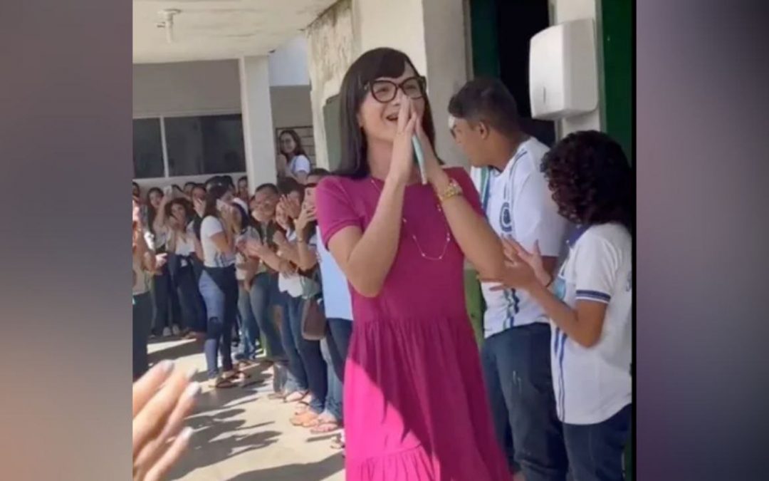 Alunos fazem homenagem a professora que sofreu transfobia em Pacajus, no Ceará
