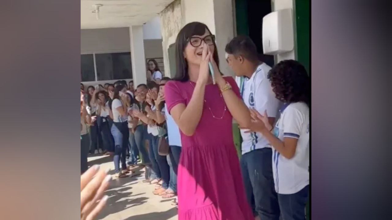 Alunos fazem homenagem a professora que sofreu transfobia em Pacajus, no Ceará