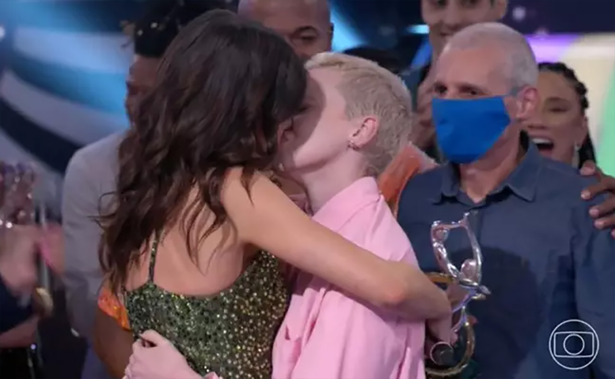 Vitória Strada comemora Dança dos Famosos com beijo lésbico na TV aberta