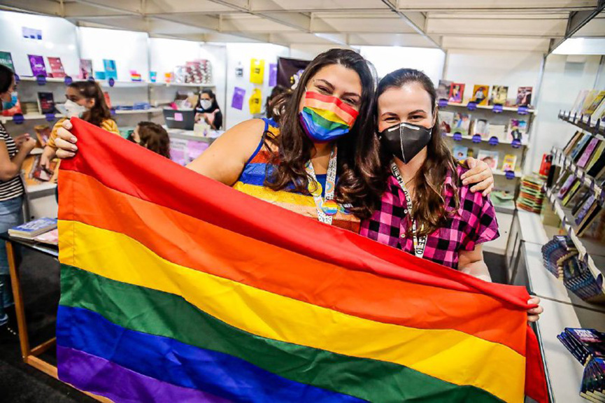 Editoras LGBTQIAP+ ganham espaço na Bienal do Livro e publicações se destacam