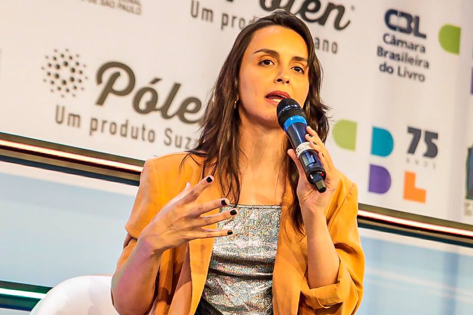 Aline Bei reforça papel da mulher na literatura durante debate na Bienal